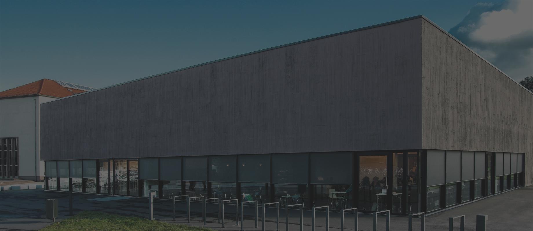 Construction moderne, à deux étages, avec baies vitrées et stores toiles bloc-baie