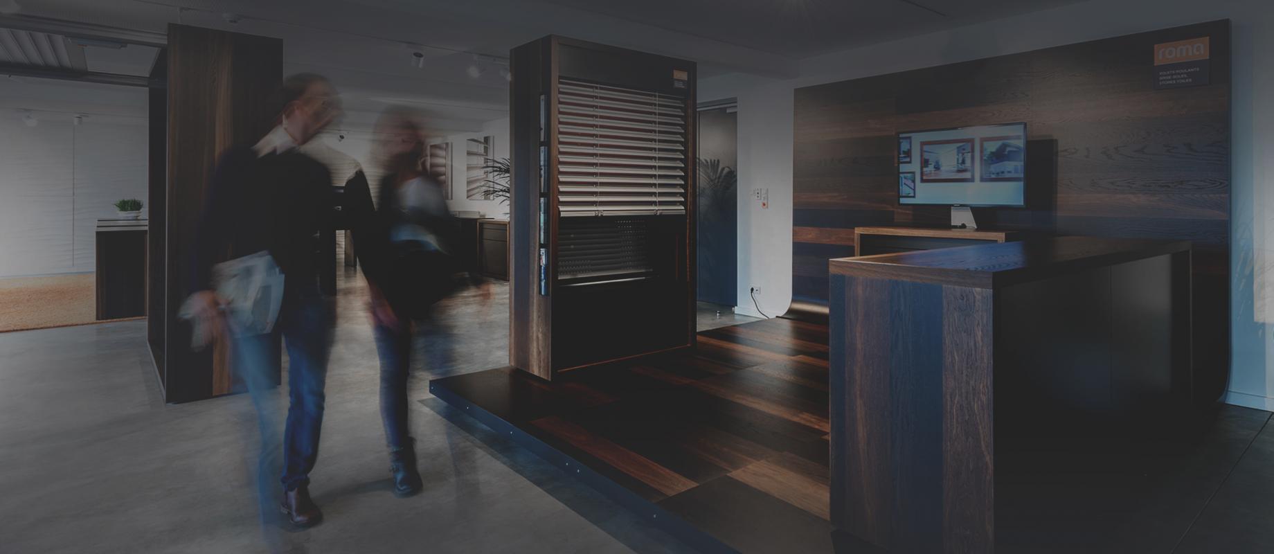 Image salle d'exposition et deux personnes floutées