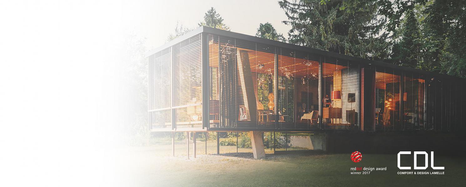 Bungalow vitré moderne sur pilotis, le jour, avec brise-soleil, en pleine nature