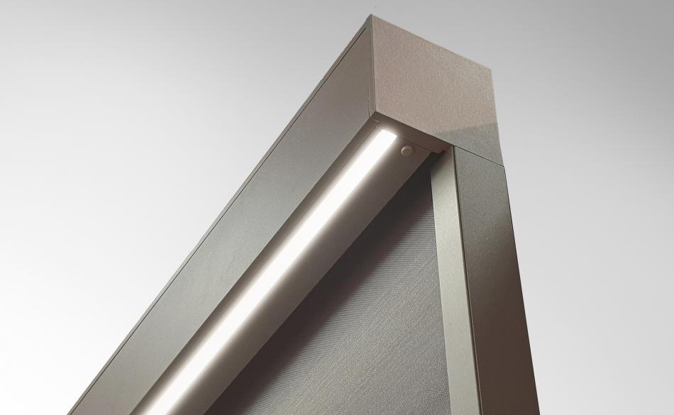 Eclairage LED intégré dans le store toile zipSCREEN.2 Bandeau LED dans la sous-face du caisson QUADRO ou INTEGO