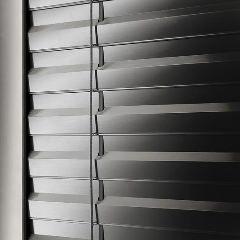 Fermeture parfaite de la nouvelle lame ROMA ZL 81. Design contemporain et rectiligne.