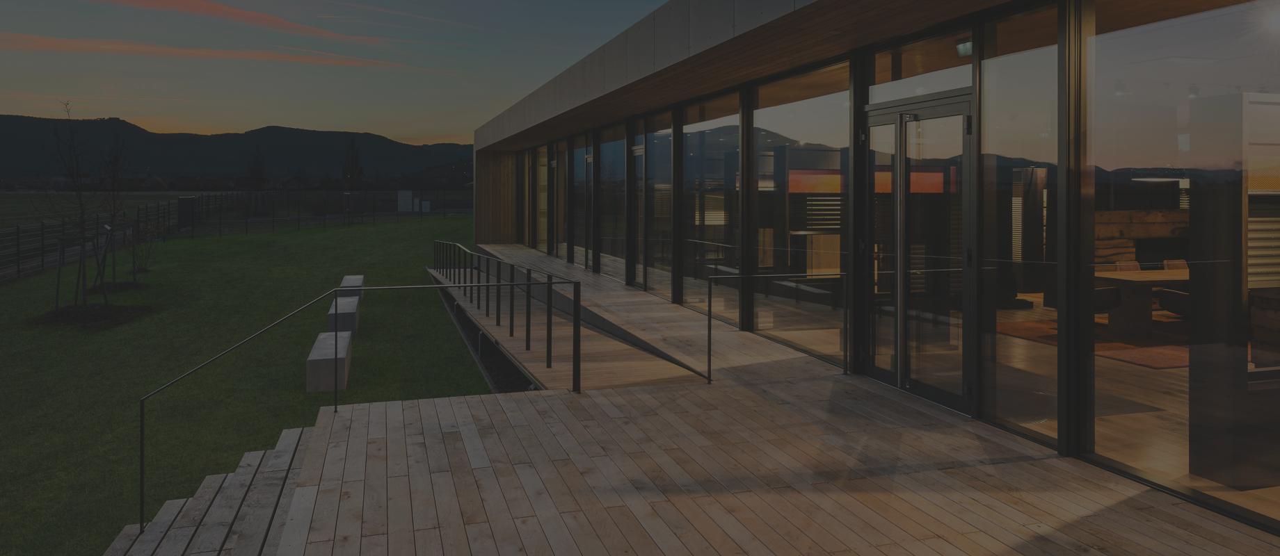 Forum ROMA, construction en béton moderne, le soir