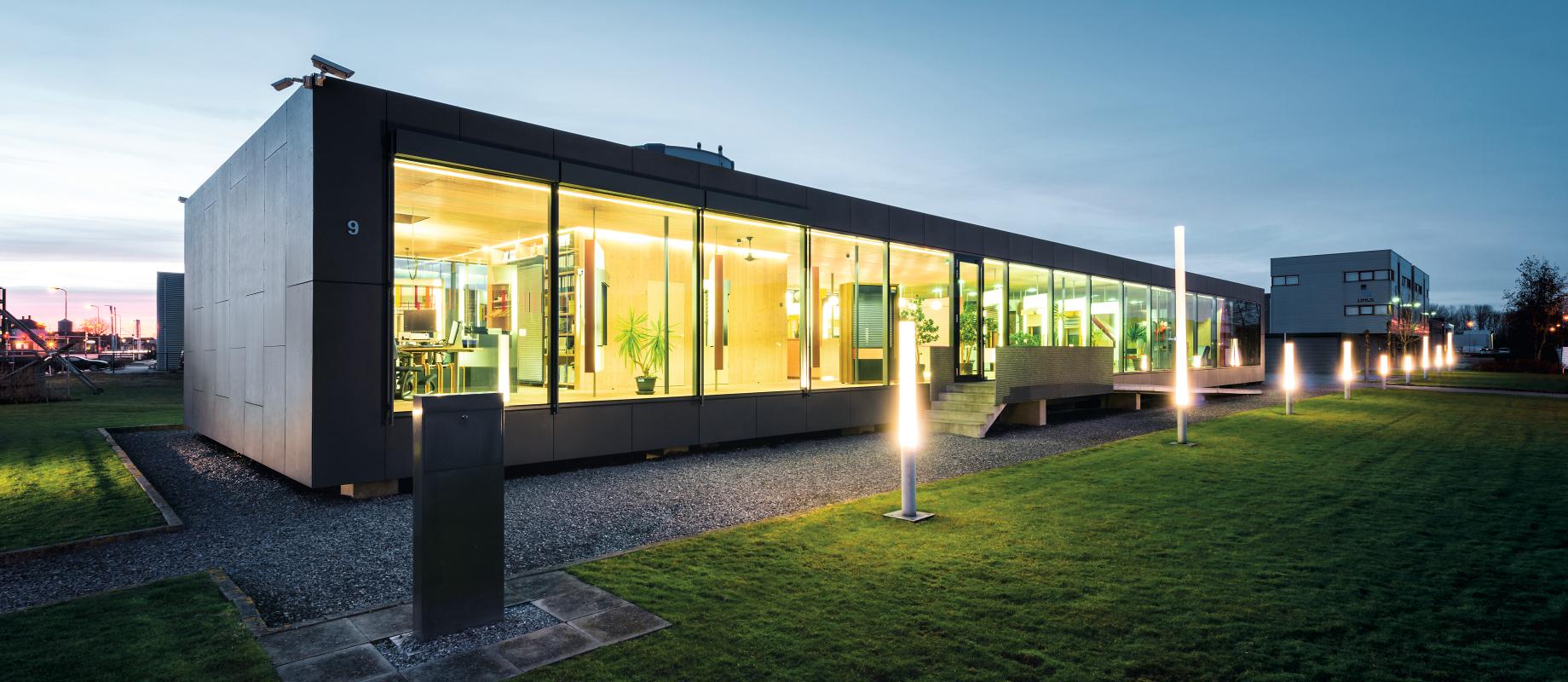 Forum ROMA, construction moderne en béton, au crépuscule, éclairée de l'intérieur