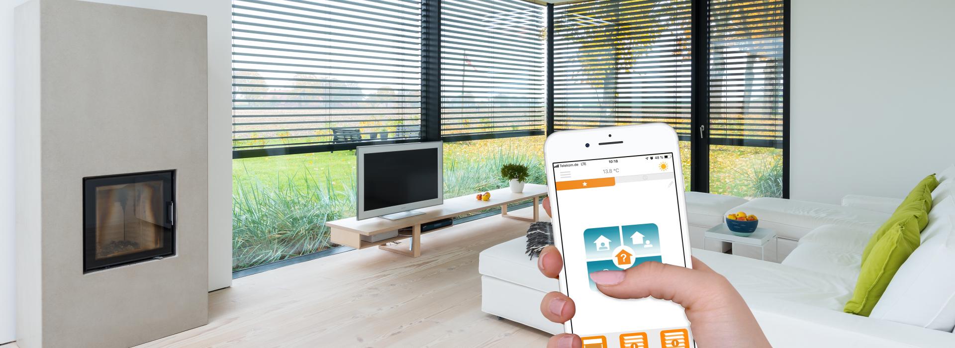 Femme se servant de l'application Somfy Connexoon pour ouvrir ou fermer les brise-soleil