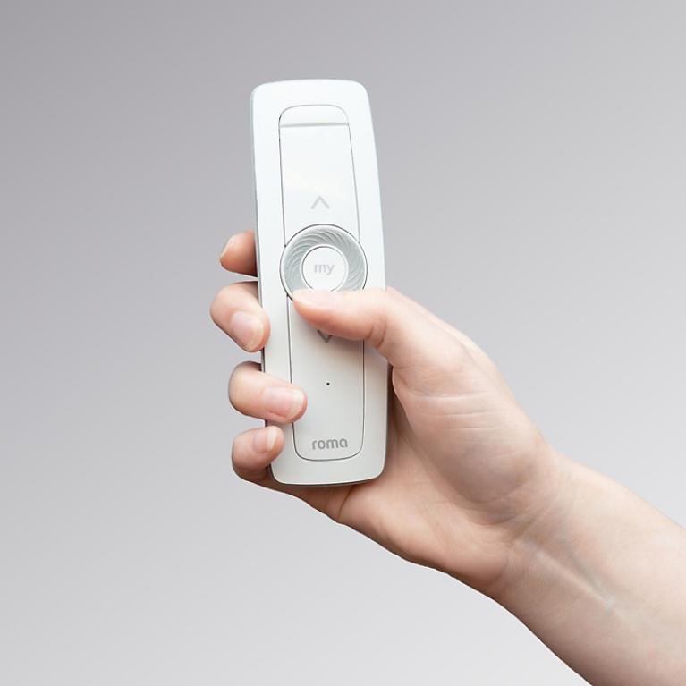 Illustration main avec télécommande radio