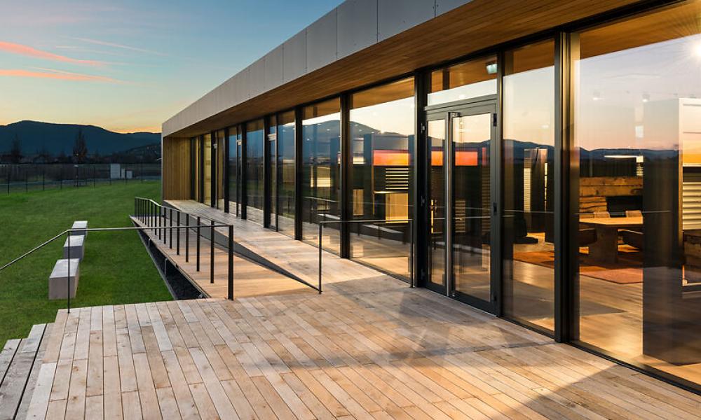 Forum ROMA, construction en béton moderne, le soir