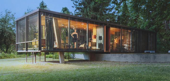 Extrait spot allemand - Femme sur le catwalk dans une maison avec lame B.S.O. CDL