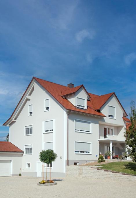 Maison à appartements avec volets roulants TERMO 2 par ciel bleu