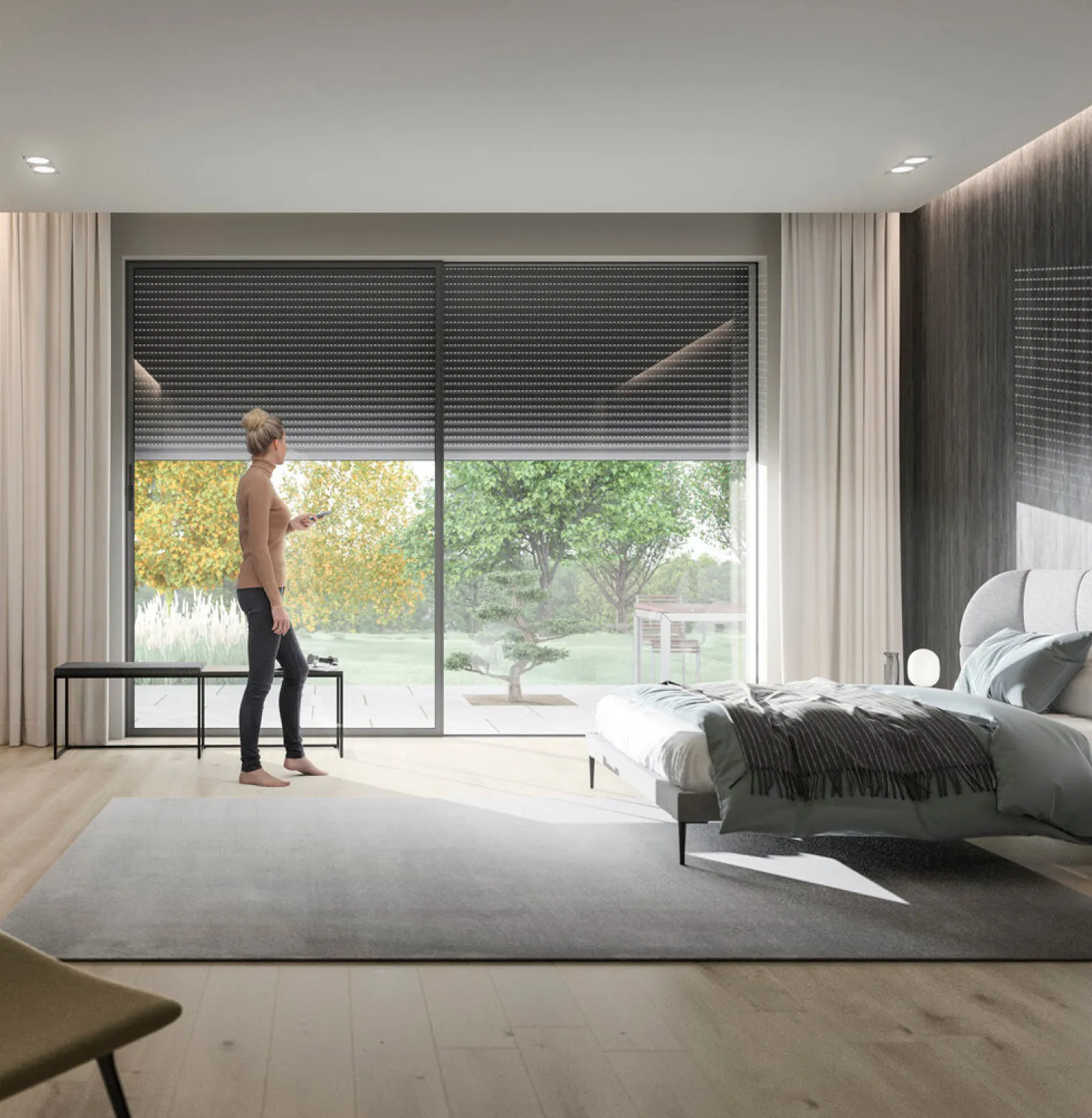 Schlafzimmer mit Frau die ROMA Rollladen mit Fernbedienung steuert