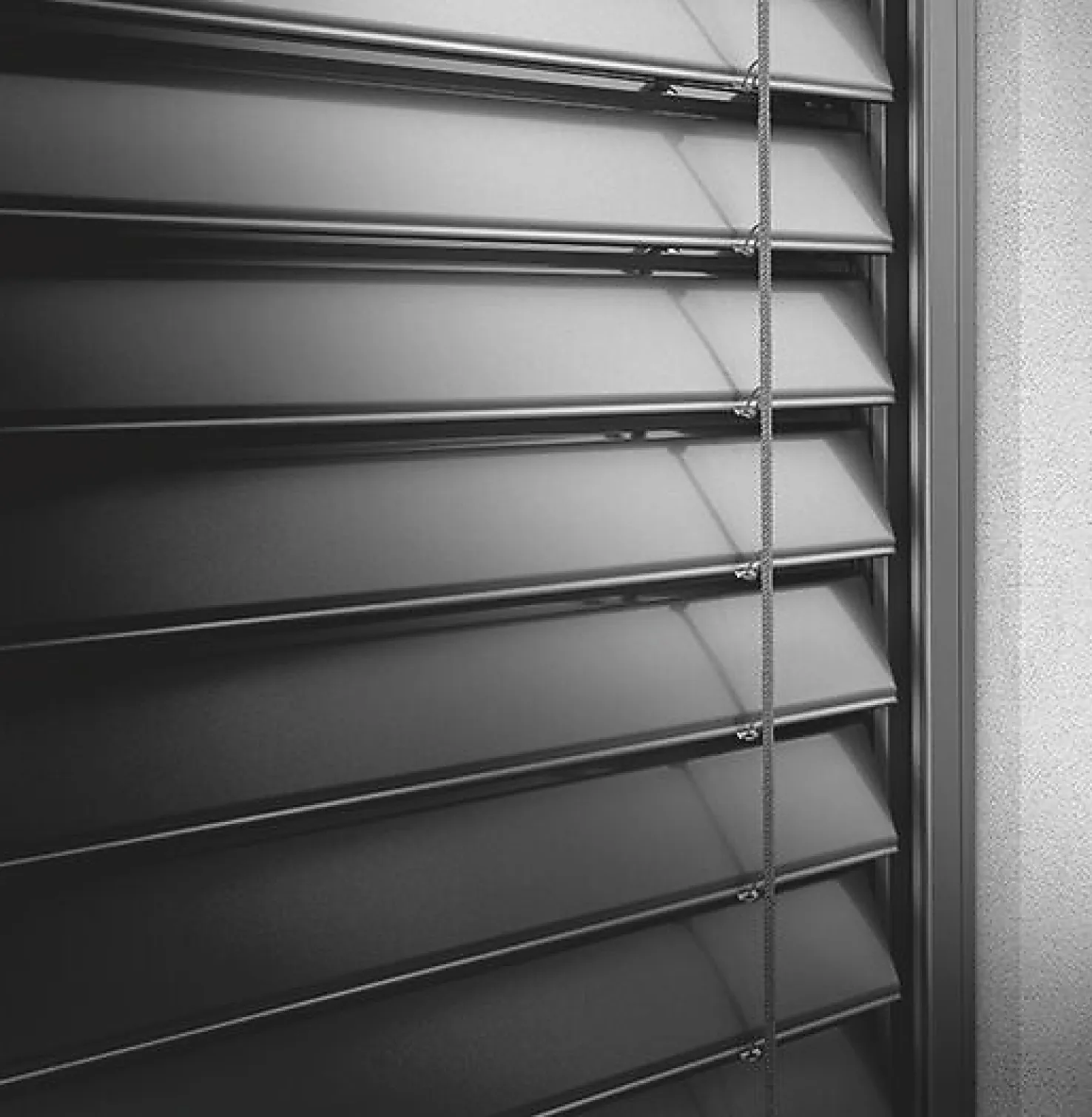 Closeup de lamelles de brise-soleil orientables CDL pas tout à fait fermées de ROMA