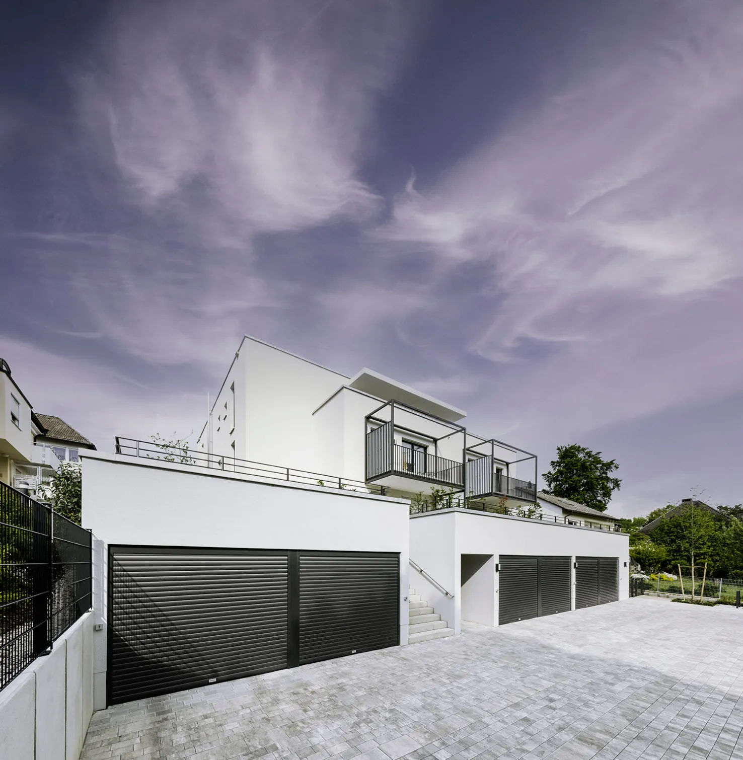 ROMA Portes de garage - Porte à refoulement plafond Gecco sur un immeuble d'habitation