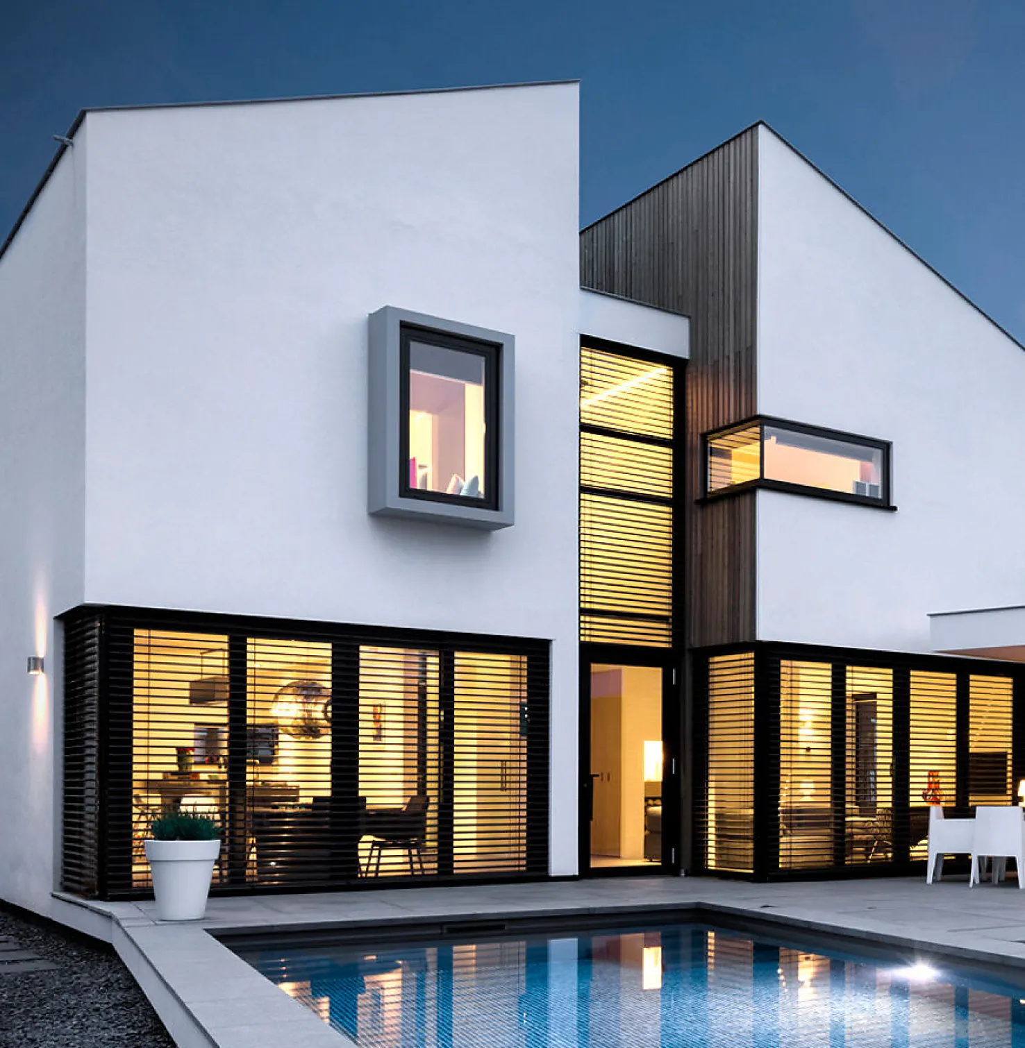 Maison avec piscine et Brise-soleil orientables lumineux à l'intérieur