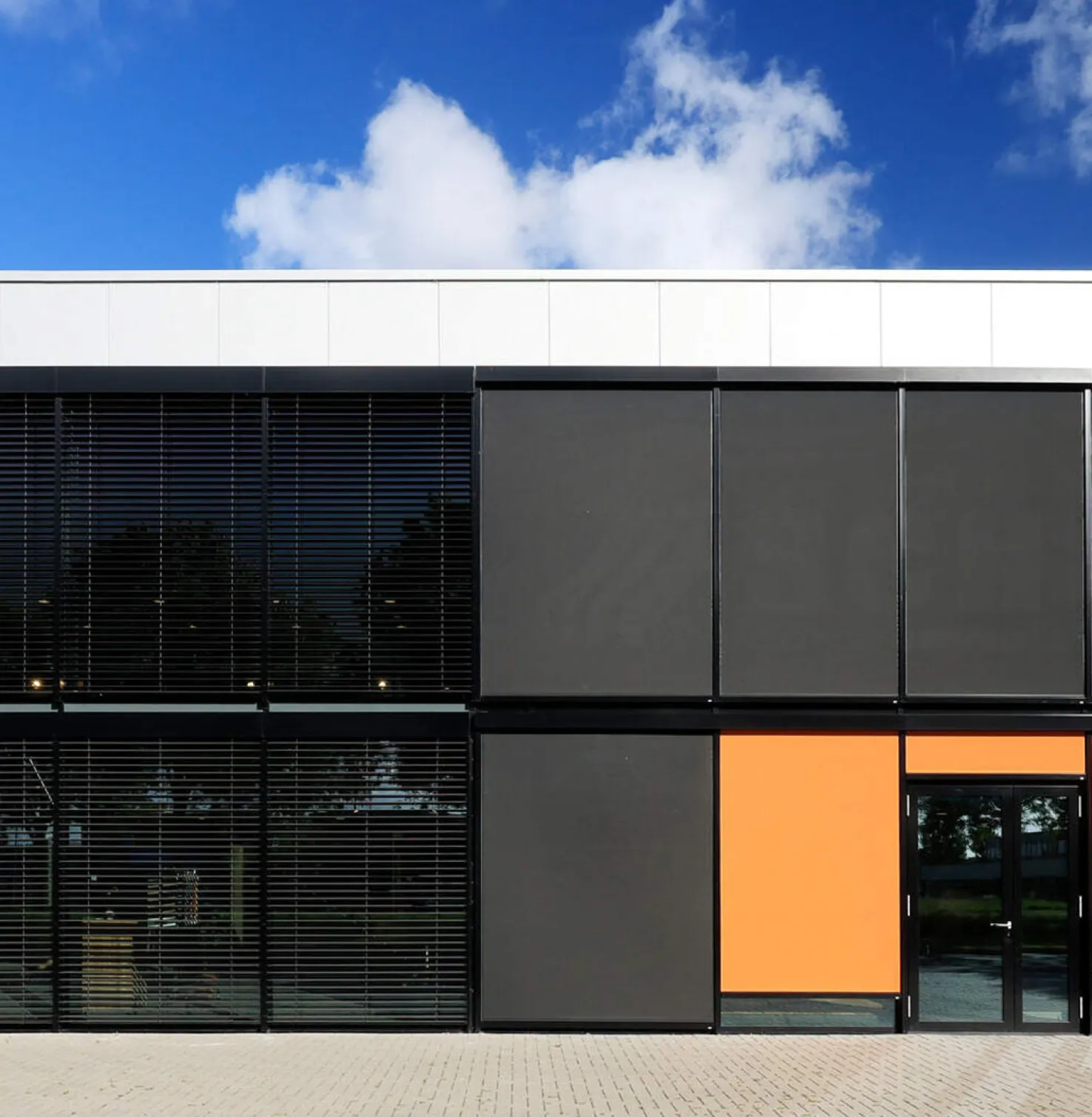 Vue frontale de la façade poteaux-traverses avec les systèmes ROMA F50