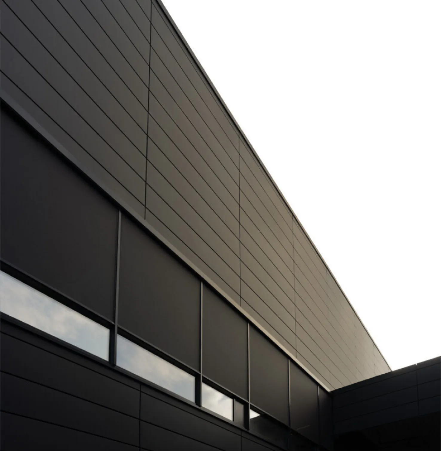 Stores toiles de façade avec raccord ingénieux et caché