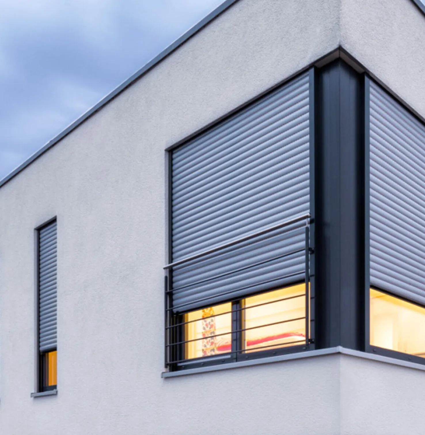 Maison individuelle Vue détaillée Fenêtre avec volets roulants fermés de trois quarts