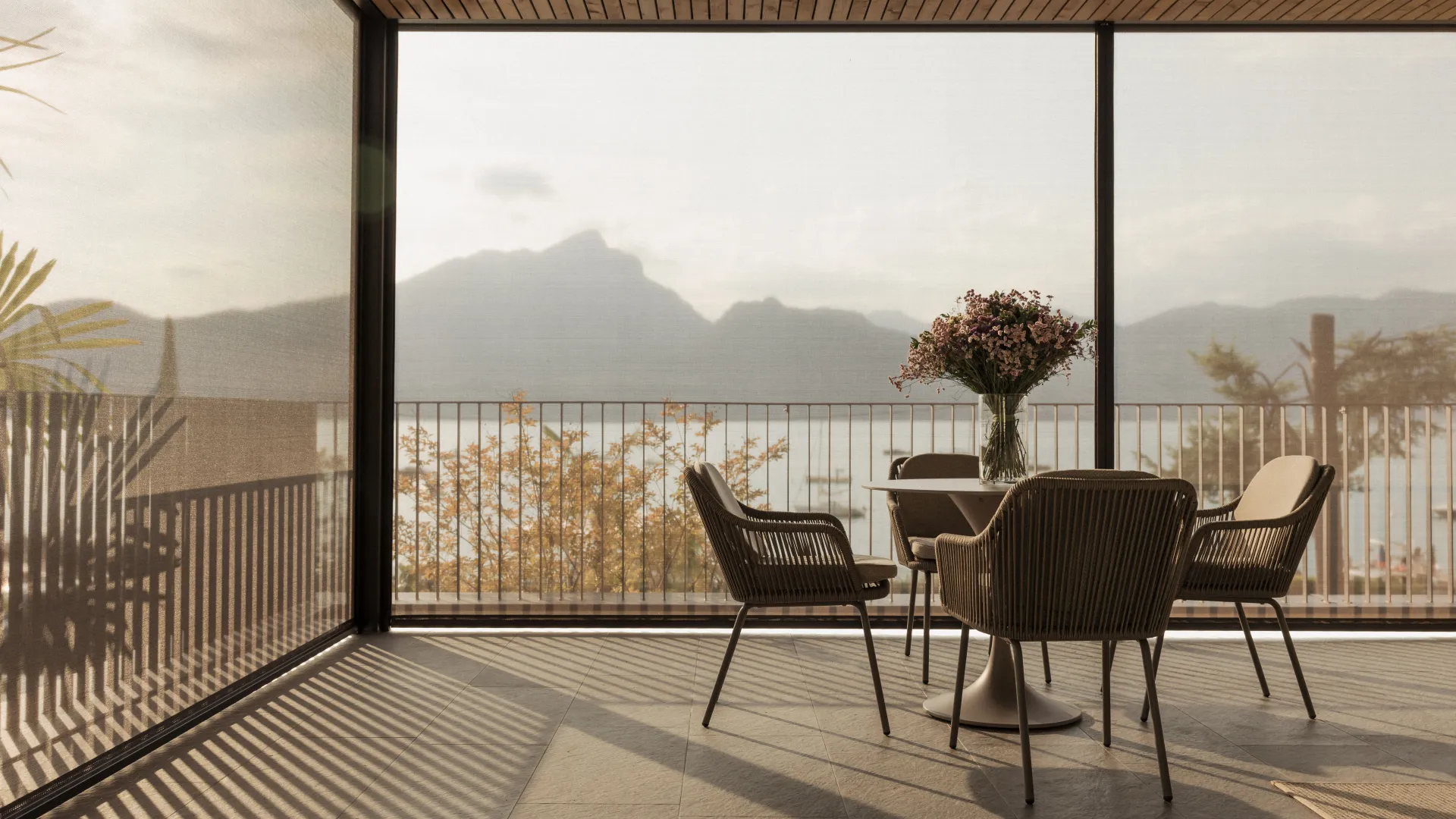 Terrasse avec Stores toiles de ROMA - store vertical sur mesure résistant au vent zipScreen.2