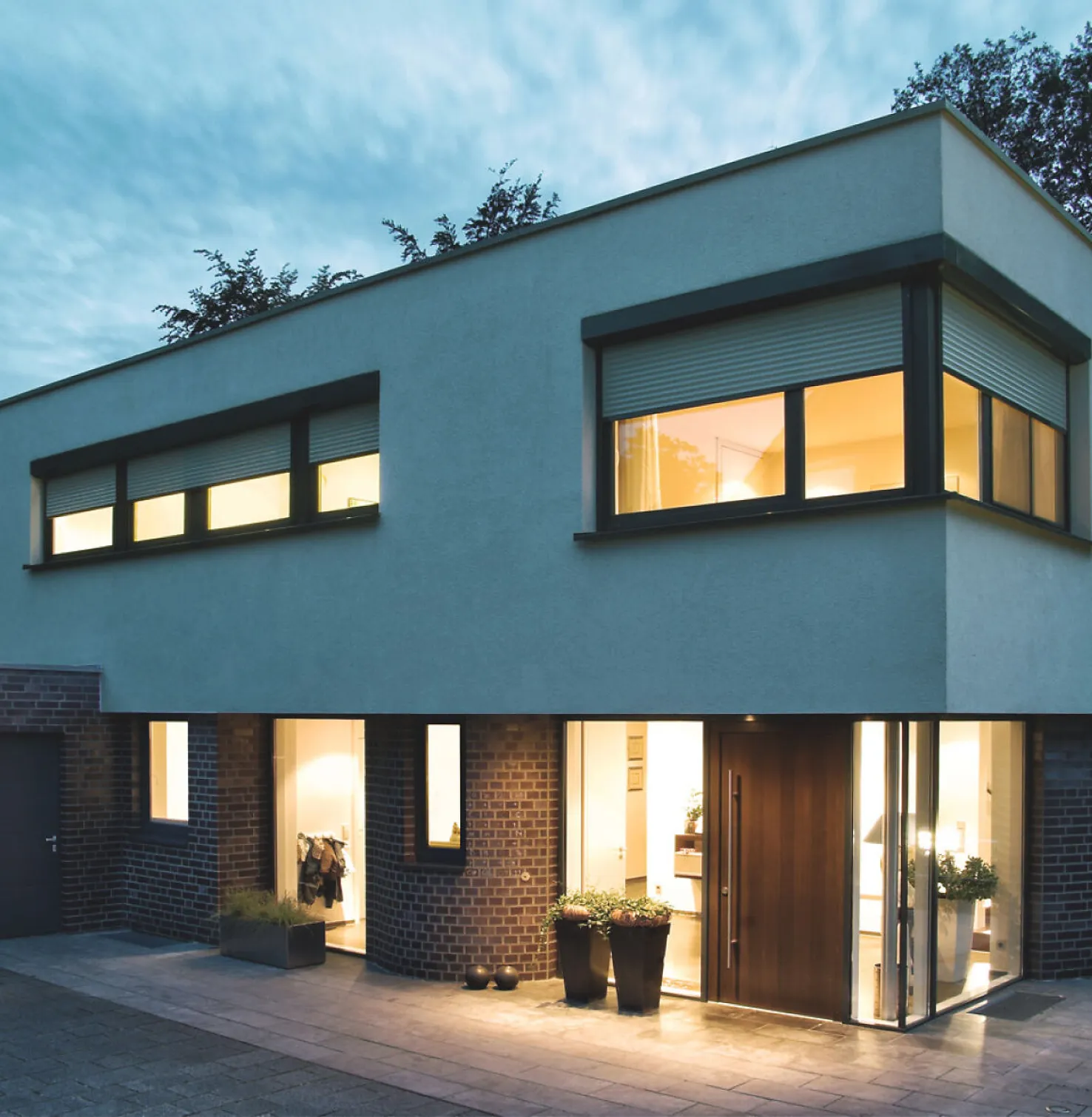 Maison individuelle Vue détaillée Fenêtre avec volets roulants fermés de trois quarts