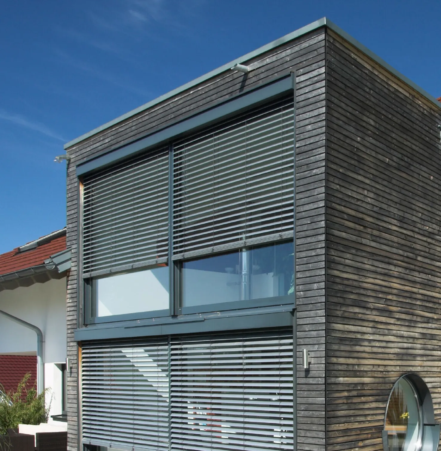 Maison avec façade en bois et brise-soleil rénovation de ROMA