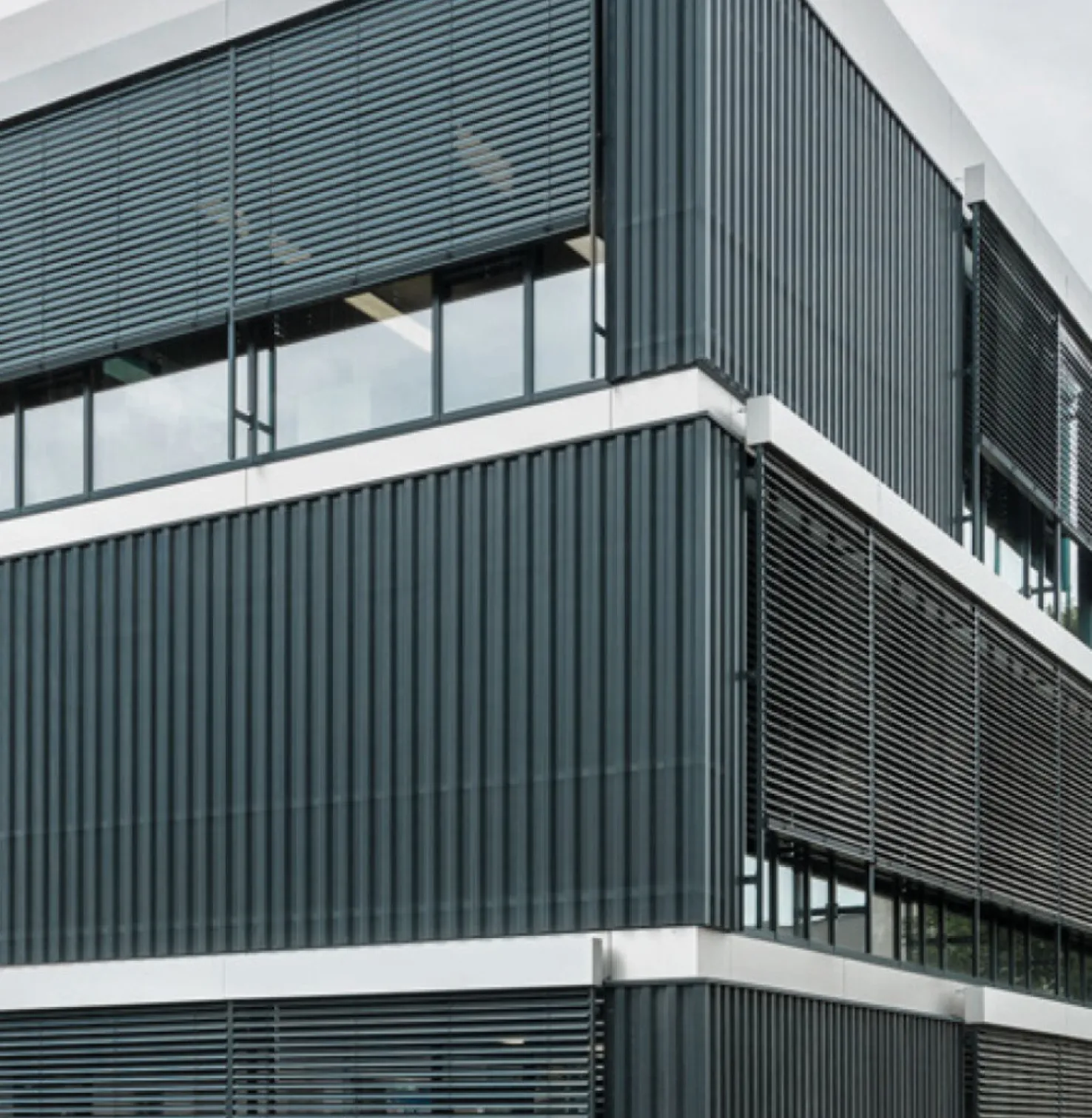 Immeuble de bureaux moderne de jour avec brise-soleil traditionnels