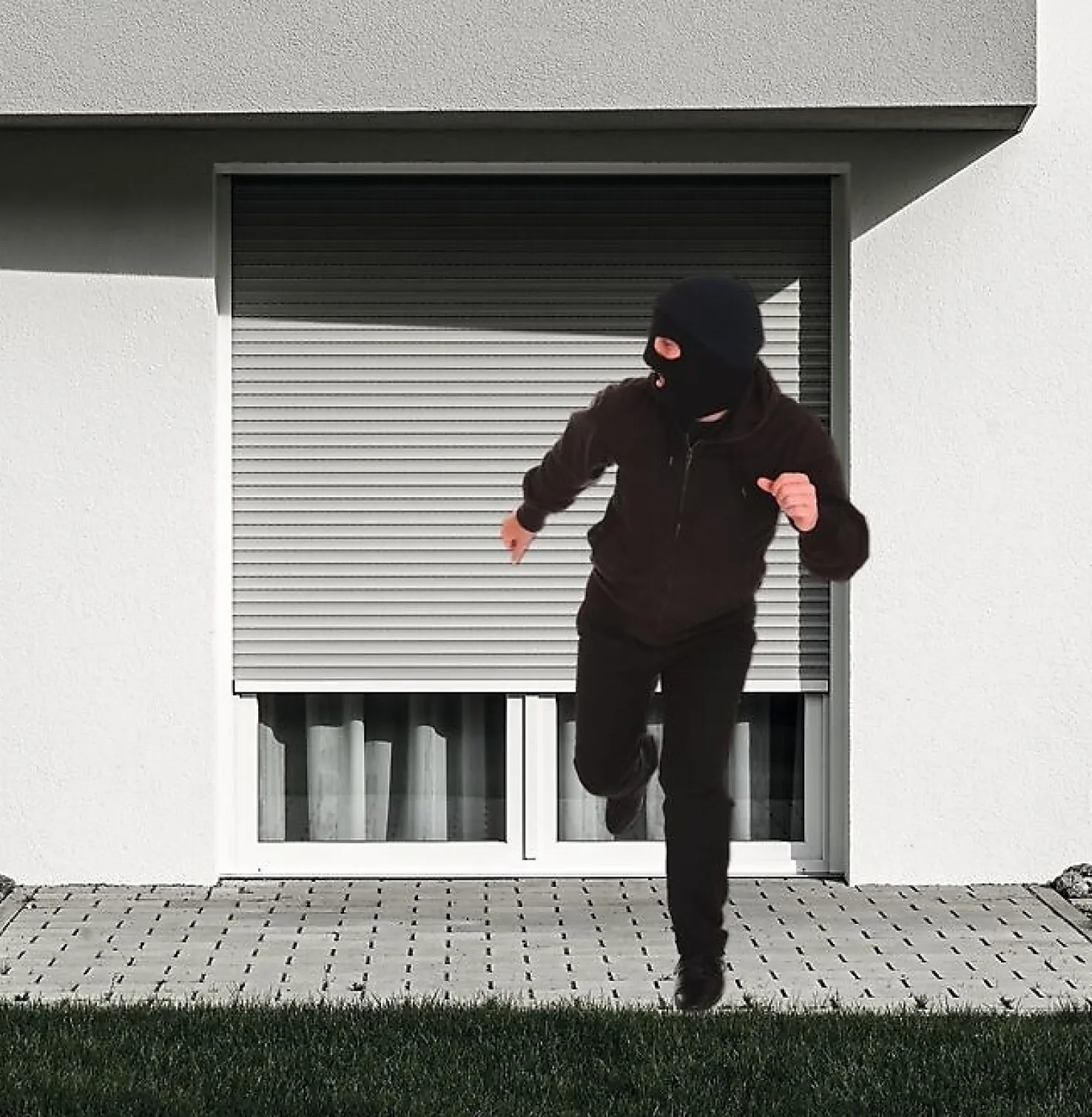 Un cambrioleur s'enfuit parce que les volets roulants s'abaissent automatiquement